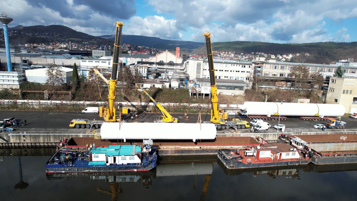 Labe je splavné a v přístavech je rušno. V Děčíně nakládali obří nádrže