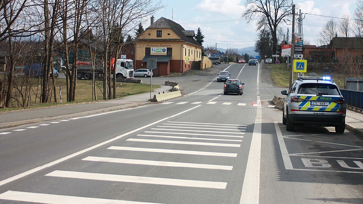 Řidič audi srazil v Třinci na přechodu dítě. Bezohledně ujel. Hledá ho policie