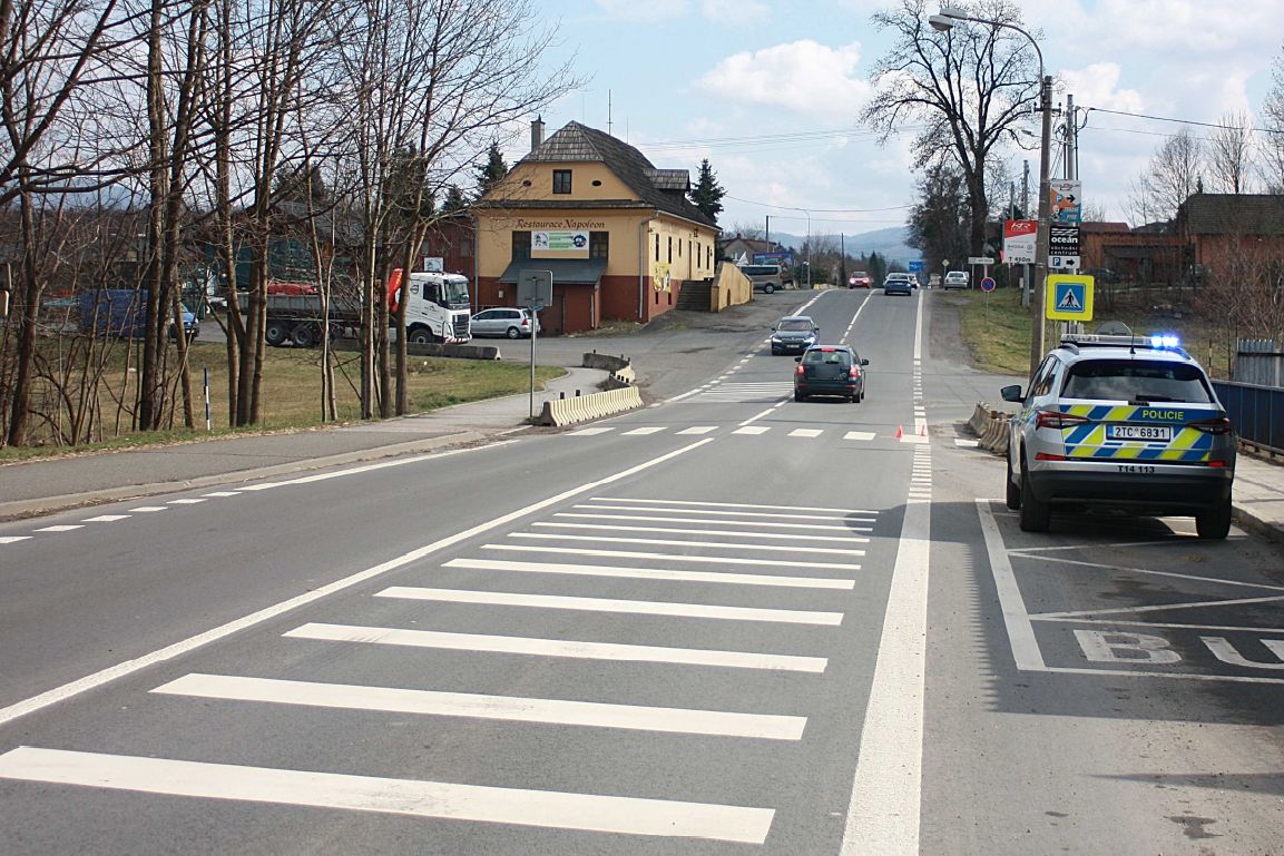 Řidič audi srazil v Třinci na přechodu dítě. Bezohledně ujel