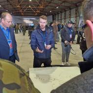 Jeden ze zakladatelů dronového polygonu v Moravských Budějovicích Josef Jelínek (uprostřed) prezentuje jeho budoucí podobu.