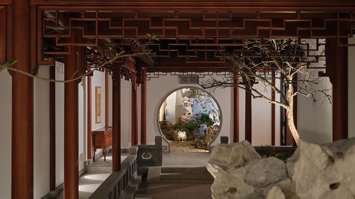 Tradiční čínská zahrada prostupuje interiér vily zařízené zároveň v duchu západního minimalismu