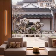 Za okny domova je výhled na pečlivě vybírané a komponované okrasné kameny Taihu, které se těží v okolí čínského jezera Tai.