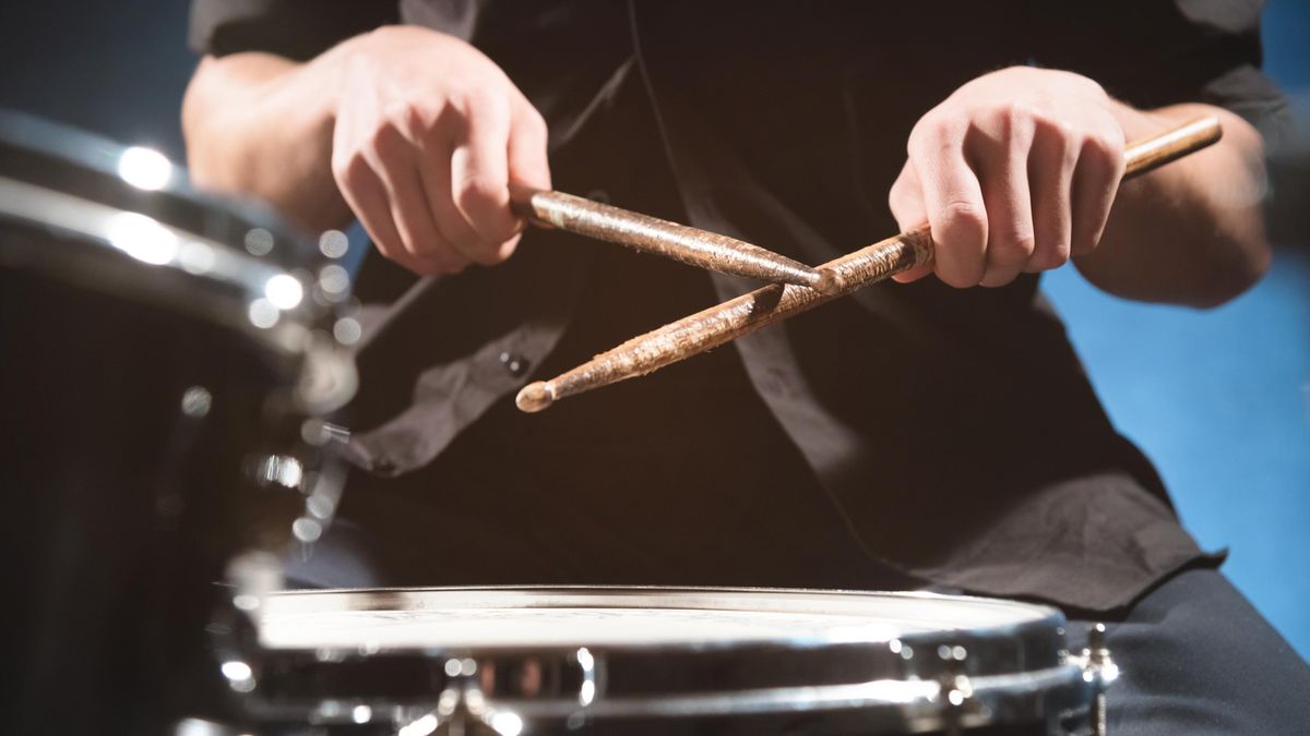 Bubeník australské skupiny při hraní na pontonovém pódiu spadl do vody, kde se vyskytují žraloci