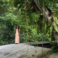 Střecha domu je pochozí.