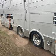 Jedno z kol návěsu úplně chybělo