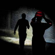 10 metrů pod zemí je úplná tma. Návštěvníci si musí donést vlastní světlo.