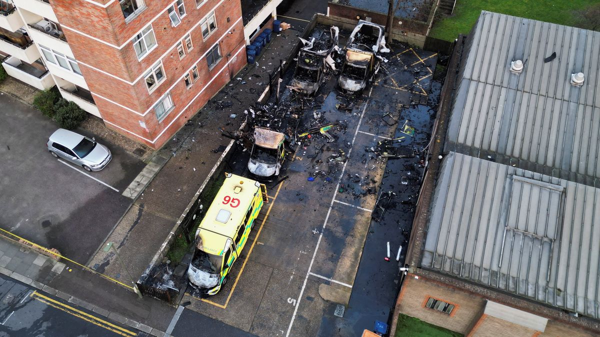 Antisemitský žhářský útok v Londýně mířil na sanitky