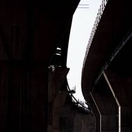 Jde o dva mosty, které vedou kousek od sebe. 