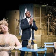 Anežka Saicová (Sibyla) a Jiří Hána (Elyot) v inscenaci Soukromé životy v Divadle Bez zábradlí