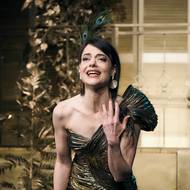 Jana Stryková v hlavní roli Amandy v inscenaci Soukromé životy v Divadle Bez zábradlí