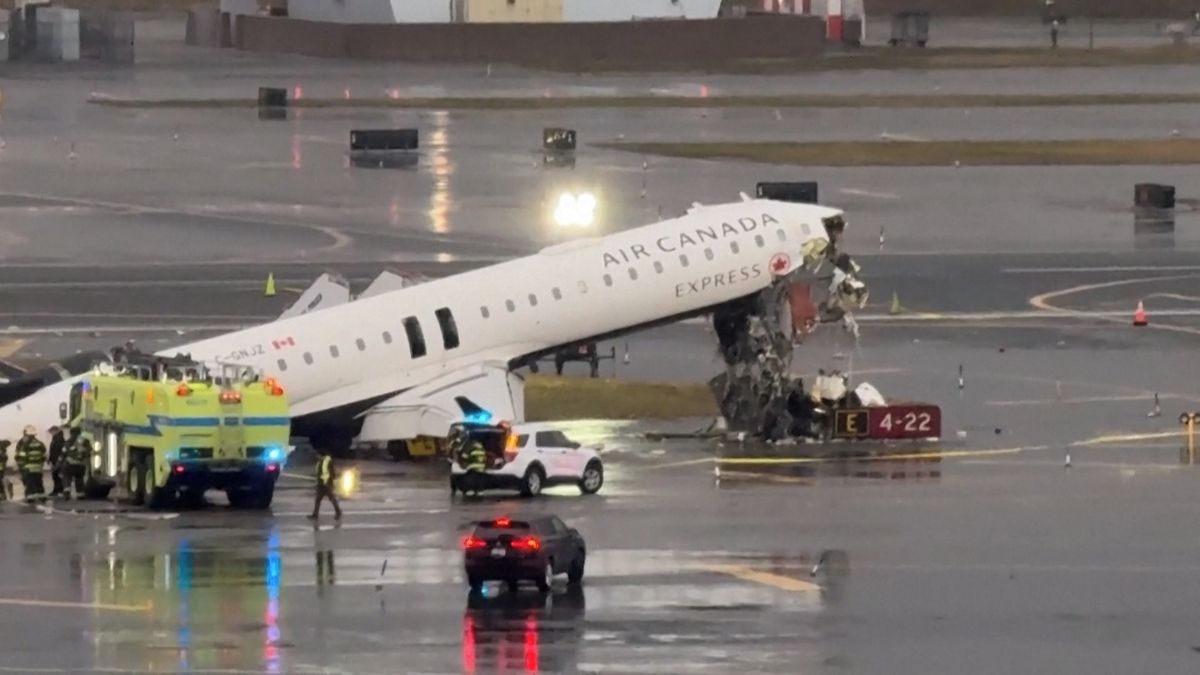 Naráz letušku vymrštil ven z trupu letadla. Našli ji připoutanou k sedadlu pod troskami