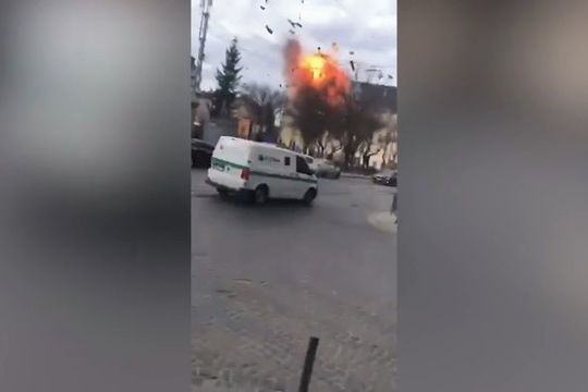 Neobvyklý útok během dne. Ruské drony v centru Lvova zasáhly i památku UNESCO