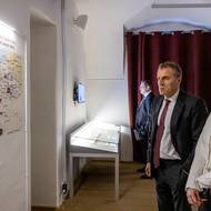 Nová stálá expozice je v Terezíně otevřena od 9. března. Jedním z prvních návštěvníků byl velvyslanec Francie v ČR Stéphane Crouzat (na snímku).