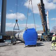 Usazování komínu nové teplárny Komořany