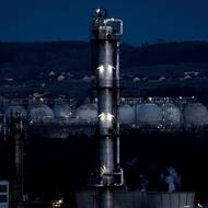 Areál svítí daleko do okolí. 