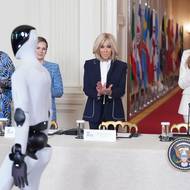 Robot obešel stůl a přednesl krátký projev v Bílém domě nejen před Melanií Trumpovou, ale i Brigitte Macronovou, polskou první dámou Martou Nawrockou a Fatimou Maadou Bio ze Sierry Leone.