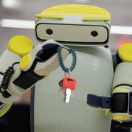 Na předváděcí akci v New Yorku ukázal svou zručnost robot Sprout od Fauna Robotics. Tu před několika dny koupil Amazon. Sprout má být univerzální společník do domácnosti, sice je označován jako „dostupný“, ale stojí 50 tisíc dolarů.