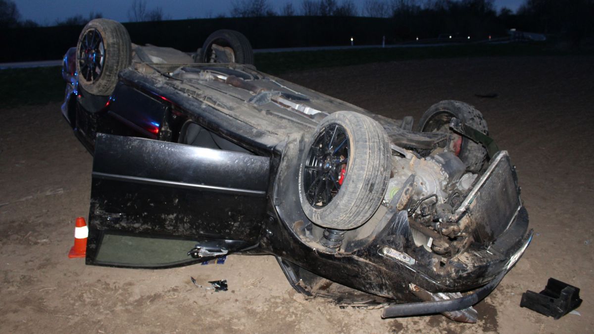 Mladý řidič na Přerovsku skončil po smyku v kotrmelcích na poli