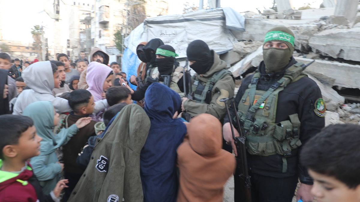 Ozbrojencům Hamásu v Gaze otrnulo. Unášejí a mučí oponenty, dětem rozdávají sladkosti