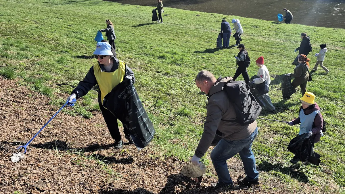 „Chceme zlepšit naši image.“ Ukrajinci uklízeli nepořádek v Plzni
