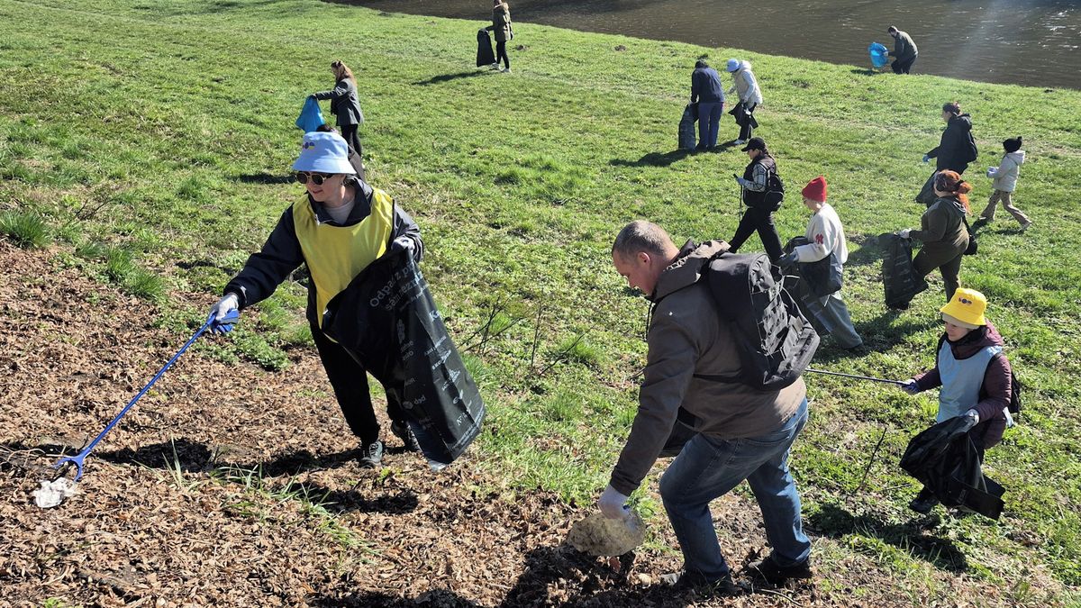„Chceme zlepšit naši image.“ Ukrajinci uklízeli nepořádek v Plzni