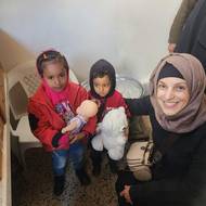 Saná, domov Sabiny Addailamy. Na snímku s dětmi, které dostávají v charitativní jídelně najíst.