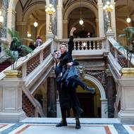 Vyvěšení předcházela krátká pohybová performance.