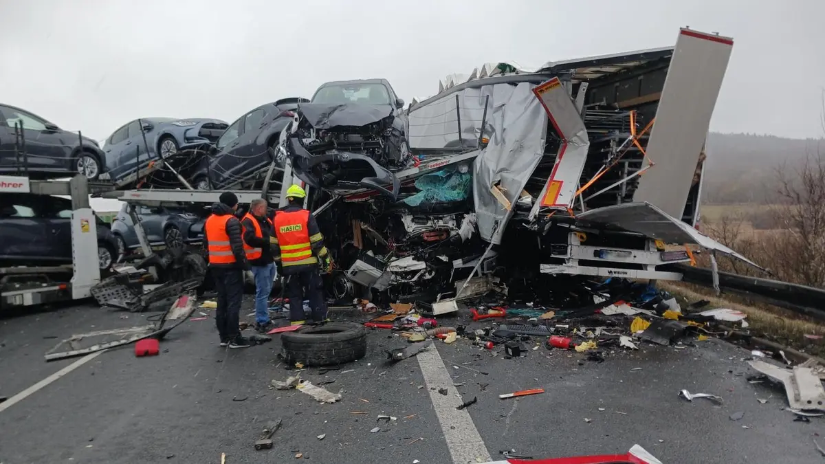 Dálnici D8 uzavřela nehoda tří kamionů