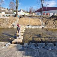 V Pelhřimově vznikla praktická zkratka pro pěší ze záchytného parkoviště přes říčku Bělou – kamenný brod.