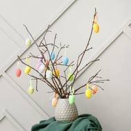 Větévky ve váze lze dekorovat umně vyrobenými kupovanými kraslicemi, anebo těmi vlastnoručně nazdobenými. Ostatně, čas strávený společně s dětmi při zdobení vajíček je přesně to, co je na svátcích jara to nejhezčí.