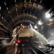 Obsluha má kromě obloukových trysek k dispozici i ruční hadice. 