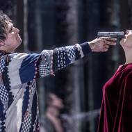 Ibsenova hra, která vzbudila v době svého vydání v roce 1890 silné emoce, patří již dlouho k divadelní klasice. Hlavních rolí pražské novinky se ujali Igor Orozovič (Eilert Løvborg) a Pavla Beretová (Heda Gablerová Tesmanová). 