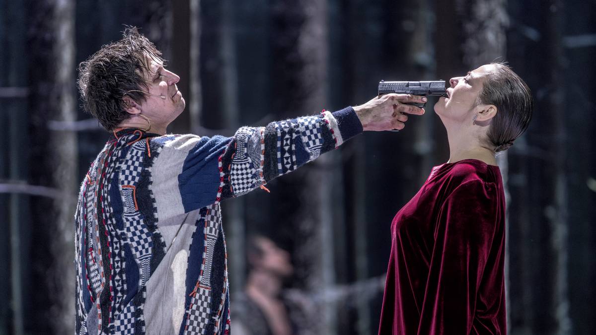 Ibsenova hra, která vzbudila v době svého vydání v roce 1890 silné emoce, patří již dlouho k divadelní klasice. Hlavních rolí pražské novinky se ujali Igor Orozovič (Eilert Løvborg) a Pavla Beretová (Heda Gablerová Tesmanová). 