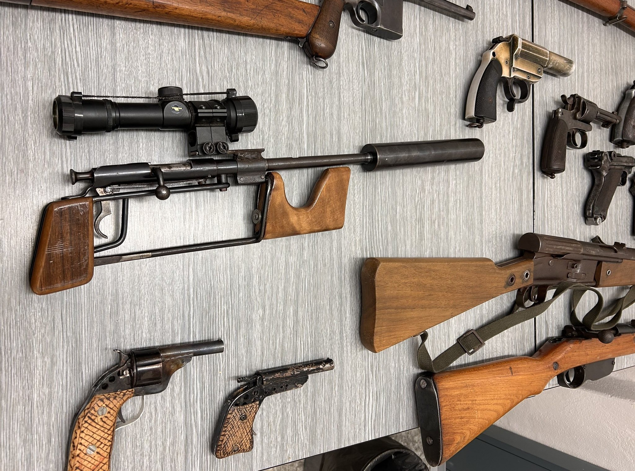 Divoká zbraňová amnestie. Kdosi na jihu Čech položil před dveře služebny trhavinu TNT