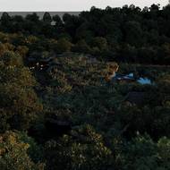 Japonská síť si vybírá unikátní lokality, do nichž si nechává jen těmi nejlepšími architekty navrhovat zcela unikátní obydlí.