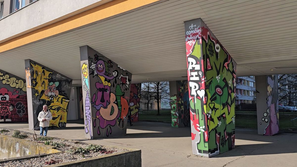 Drahá čmáranice, kritizují lidé nové legální graffiti v Praze 4. Radnice se hájí nižší cenou a veselými barvami