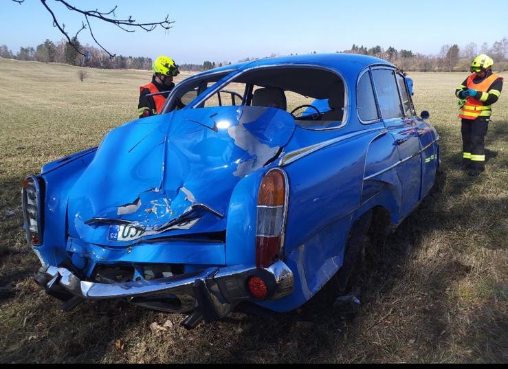 Na Jindřichohradecku bourala Tatra 603. Škoda půjde do stovek tisíc