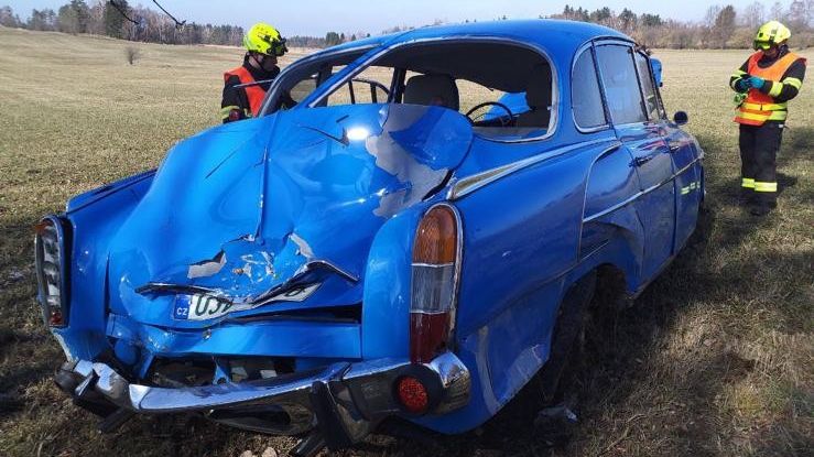 Na Jindřichohradecku havarovala Tatra 603. Škoda půjde do stovek tisíc