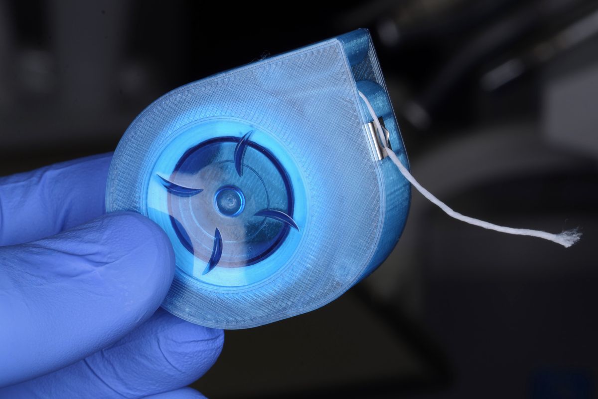 Čeští vědci vymysleli první probiotickou dentální nanonit na světě. Pomůže v boji s parodontózou