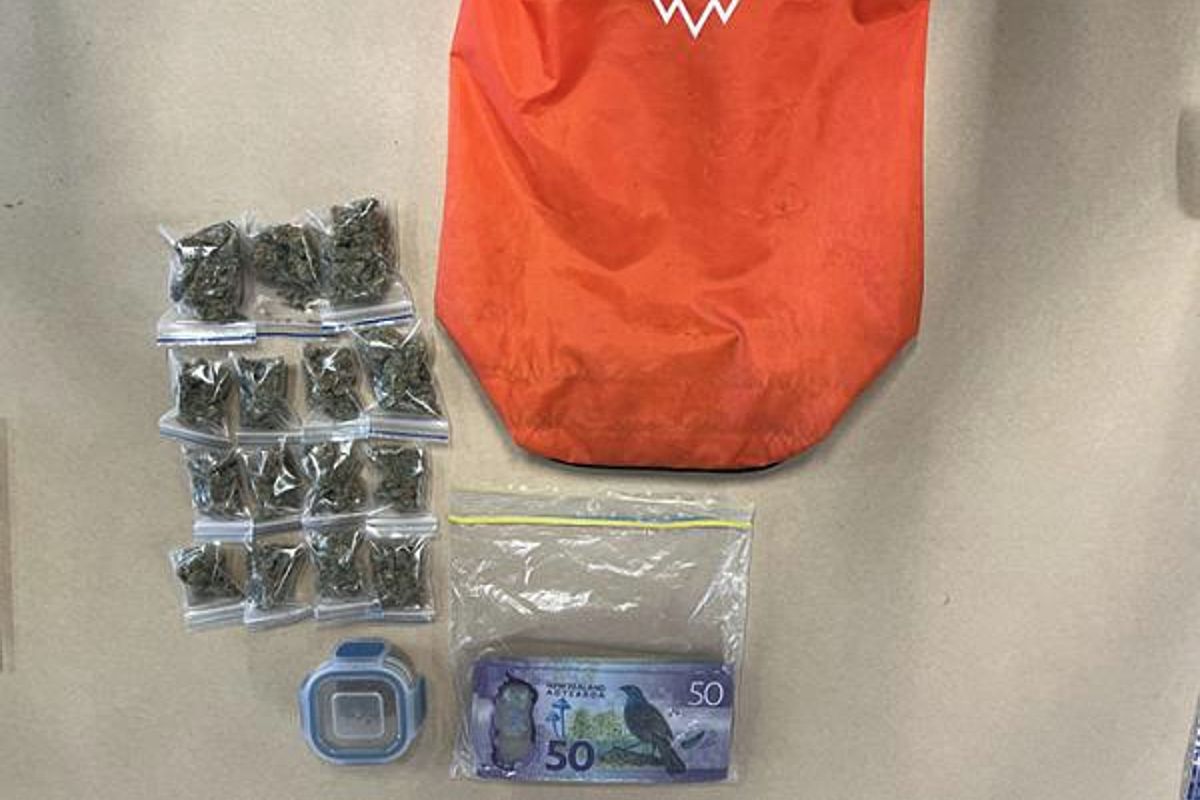 Teenageři omylem „darovali“ charitativnímu obchodu tašku s penězi a marihuanou