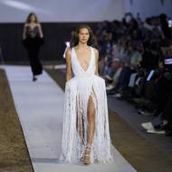 Stella McCartneyová ve své kolekci využila inovativní materiály s využitím laboratorně pěstovaných kvasinek.