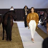 Kalhoty s třmeny (s páskem pod chodidlem, který udržuje nohavici dokonale napnutou).