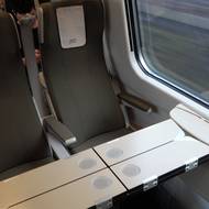 Testovaná souprava nabízí sezení v uspořádání 2+2, české pendolino má naopak systém 2+1.