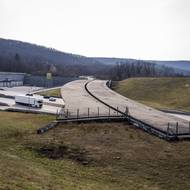 Zato opuštěná konstrukce v poli začíná i končí.