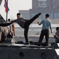 Severokorejští vojáci na hlídkovém člunu tráví dlouhé hodiny, možná i dny. 