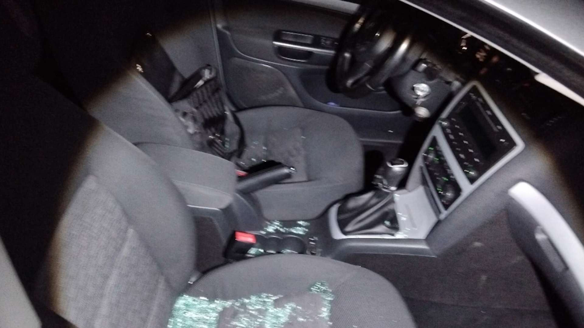 Brněnští strážníci přistihli zloděje při vykrádání auta. Daleko neutekl