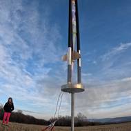 Děti vystřelují raketu na louce v Krupce.