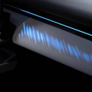 Zajímavostí je ambientní osvětlení umístěné pod čalouněním palubní desky.