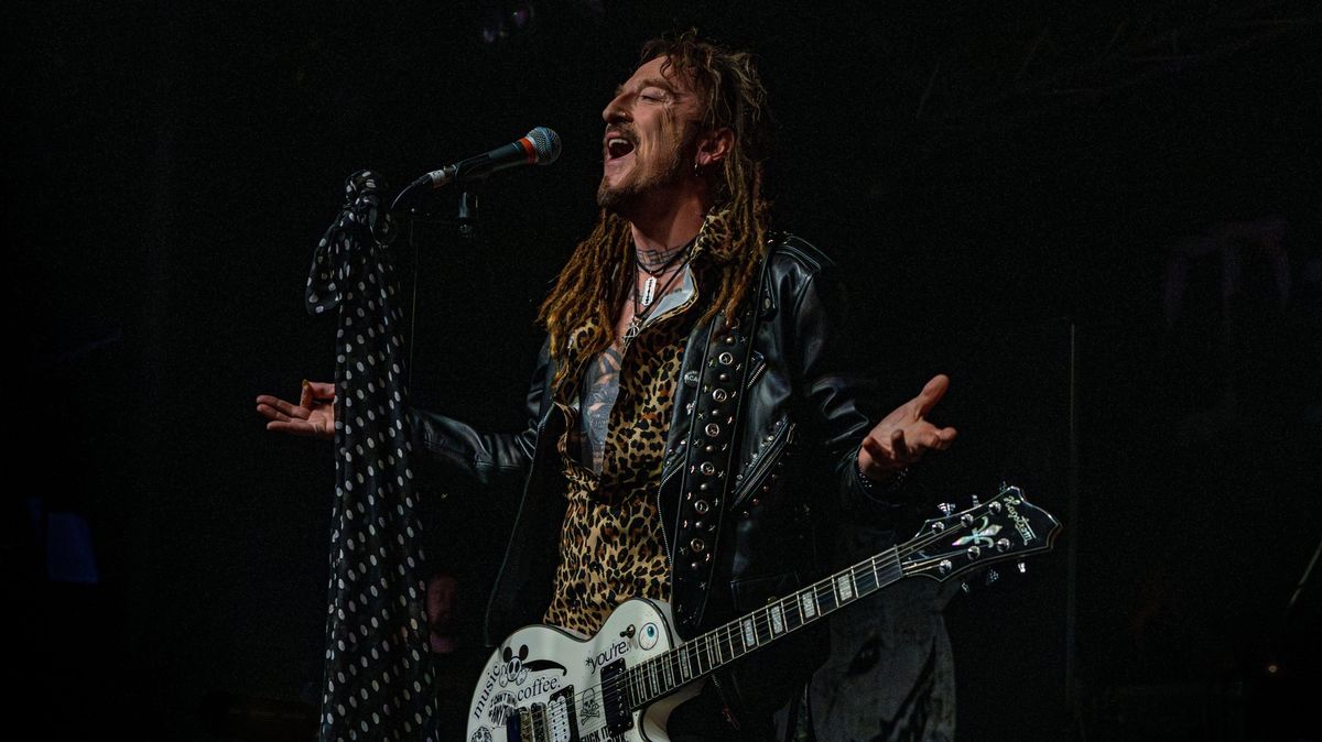 Zpěvák skupiny The Wildhearts má rakovinu. Léčit se nebude