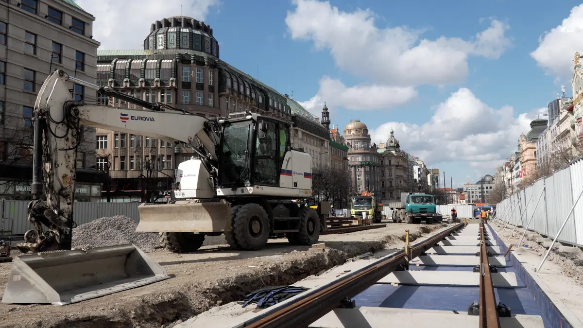 Koleje okolo sochy, nové výstupy z metra. Proměna pražského Václavského náměstí postoupila